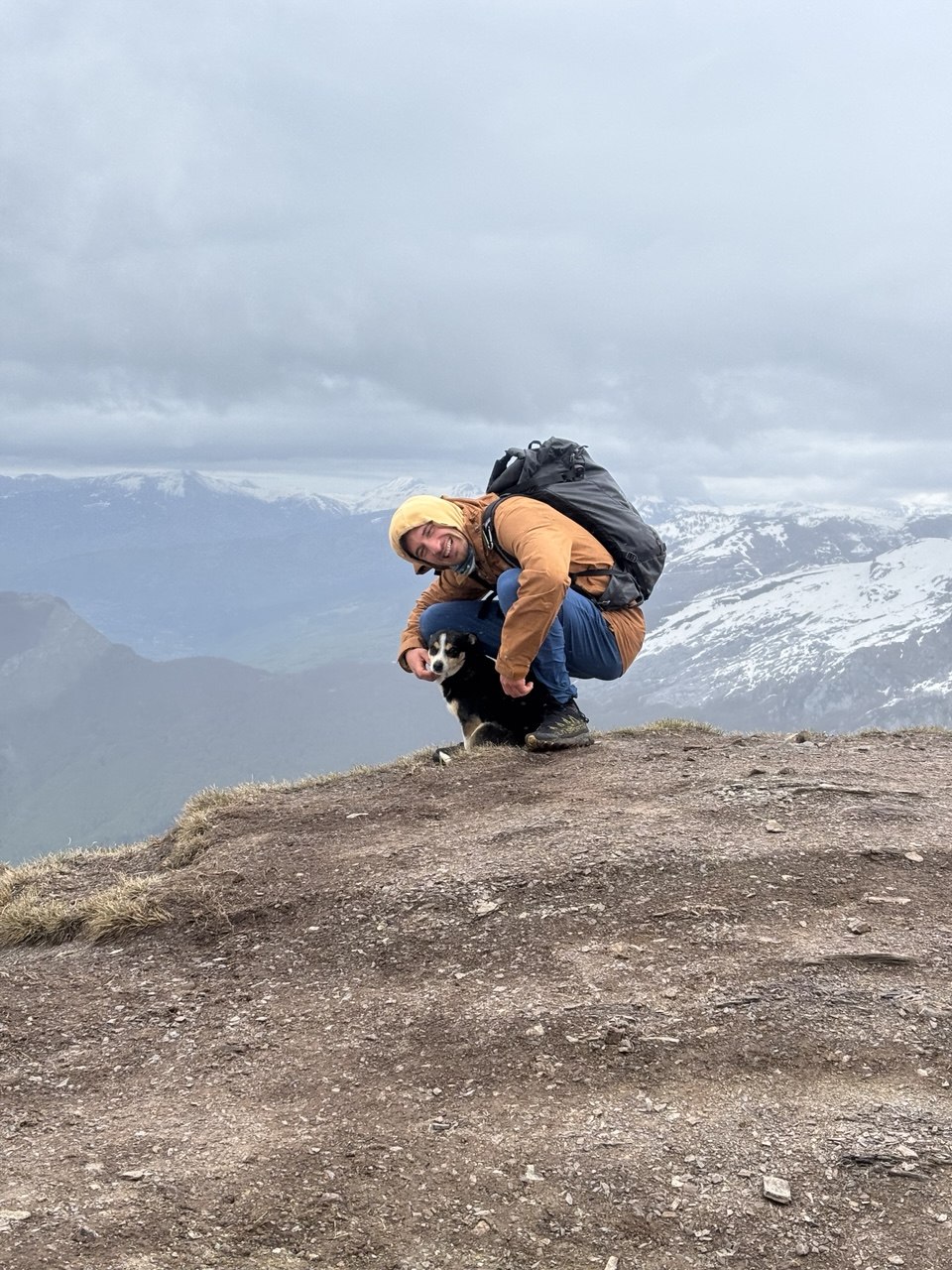 Elmo en la montaña con su perro